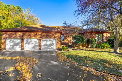 601 Little John Ln, Harvard, IL 60033