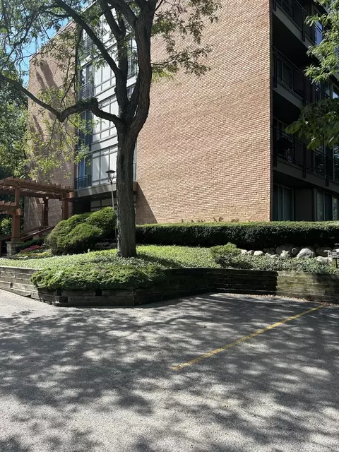 5810 Oakwood Dr #1A, Lisle, IL 60532
