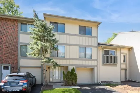 494 Canterbury Trl, Roselle, IL 60172