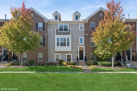 828 Paisley Ct, Naperville, IL 60540