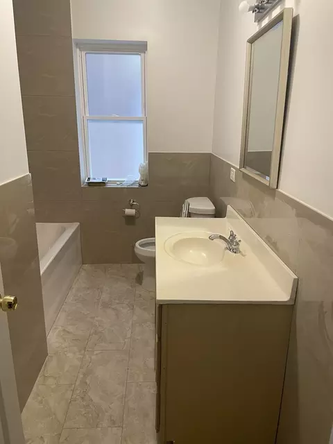 Bath - 7820 S Champlain Ave, Chicago, IL 60619 photo 1 of 3