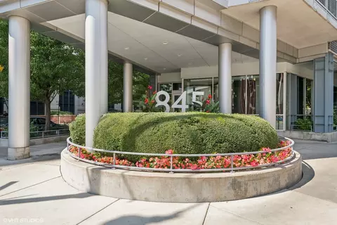 845 N Kingsbury St #715, Chicago, IL 60610