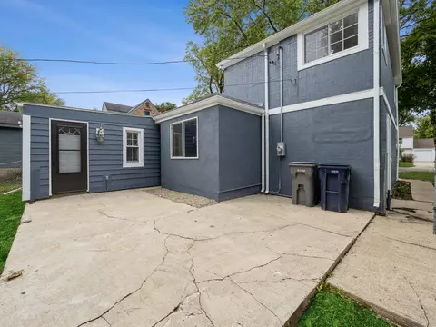 Exterior - 325 N Commonwealth Ave, Elgin, IL 60123 photo 2 of 3