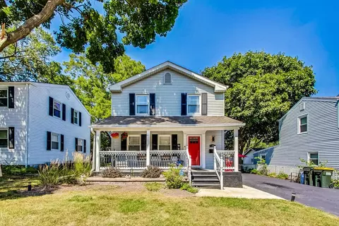 116 W Glenlake Ave, Roselle, IL 60172