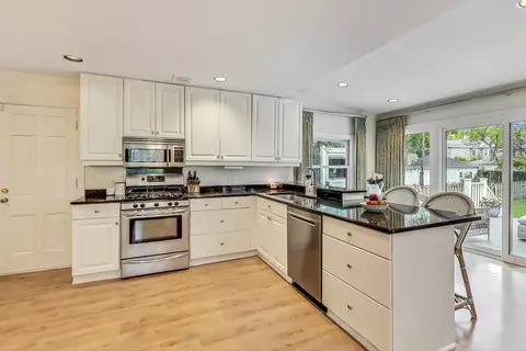 Kitchen - 1156 Cherry St, Winnetka, IL 60093 photo 2 of 3