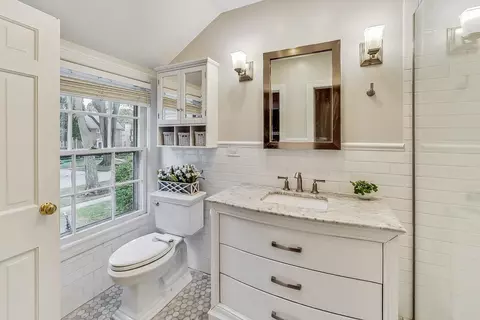 Bath - 1156 Cherry St, Winnetka, IL 60093 photo 2 of 4