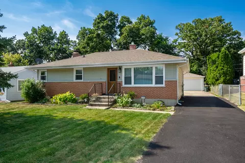 294 Lakewood Dr, Antioch, IL 60002