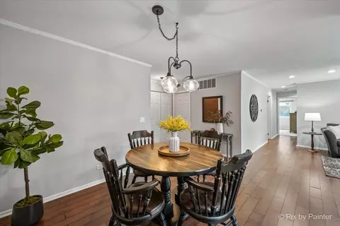 Dining - 586 Williamsburg Ct #A1, Wheeling, IL 60090 photo 2 of 3