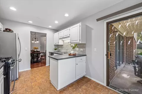 Kitchen - 586 Williamsburg Ct #A1, Wheeling, IL 60090 photo 4 of 4