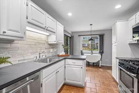 Kitchen - 586 Williamsburg Ct #A1, Wheeling, IL 60090 photo 2 of 4