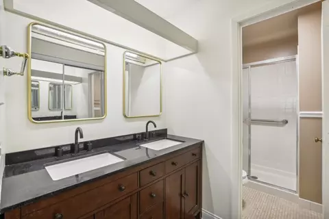 Bath - 3531 Golfview Dr, Hazel Crest, IL 60429 photo 2 of 5