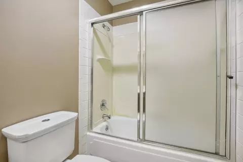Bath - 3531 Golfview Dr, Hazel Crest, IL 60429 photo 5 of 5
