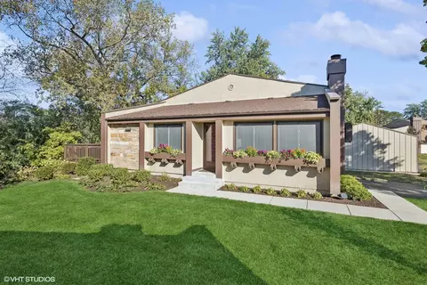 20 Stonehearth Sq, Indian Head Park, IL 60525