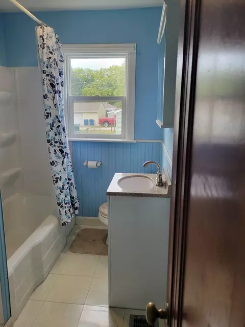 Bath - 265 S Douglas Ave, Bradley, IL 60915 photo 2 of 2