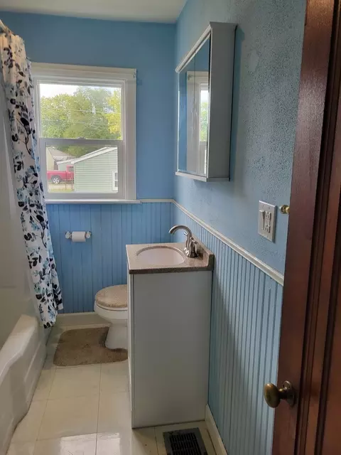 Bath - 265 S Douglas Ave, Bradley, IL 60915 photo 1 of 2