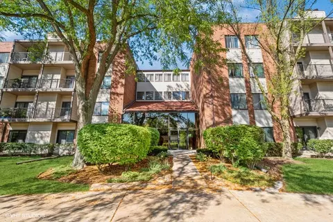 3050 Pheasant Creek Dr #206, Northbrook, IL 60062