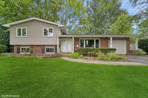 935 Crestfield Ave, Libertyville, IL 60048