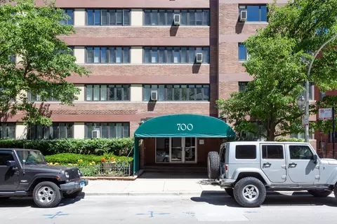 700 W Bittersweet Pl #812, Chicago, IL 60613