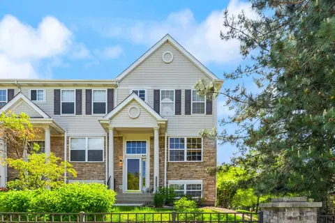 886 S Insignia Ct, Palatine, IL 60067
