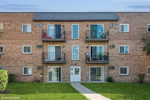 151 W Elk Trl #148, Carol Stream, IL 60188