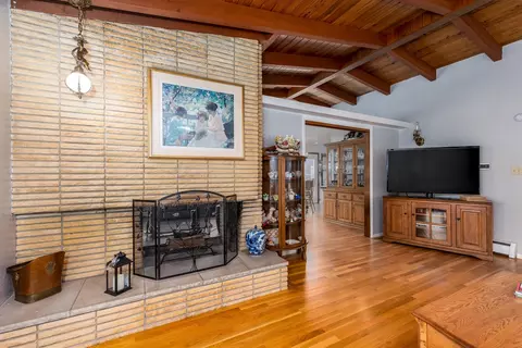 Living - 934 Chambers St, Ottawa, IL 61350 photo 2 of 3