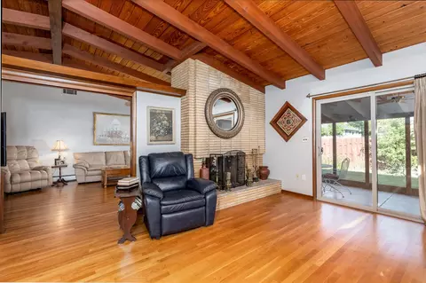 Living - 934 Chambers St, Ottawa, IL 61350 photo 3 of 3