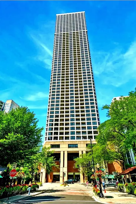 1030 N State St #26B, Chicago, IL 60610