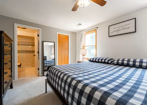 Bedroom - 955 Colony Ln, Hoffman Estates, IL 60192 photo 1 of 4