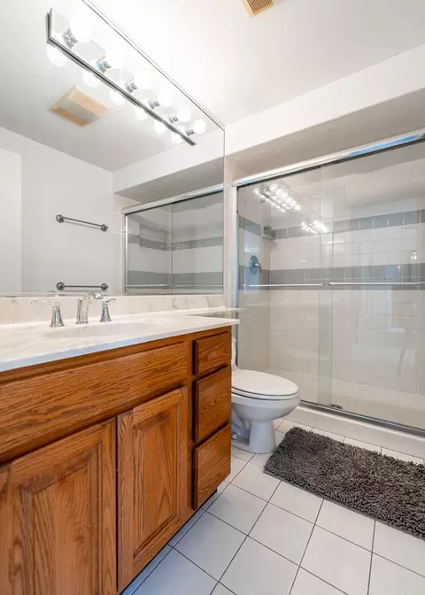 Bath - 955 Colony Ln, Hoffman Estates, IL 60192 photo 2 of 3