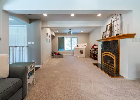 Living - 955 Colony Ln, Hoffman Estates, IL 60192 photo 3 of 5