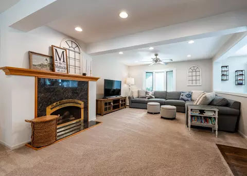 Living - 955 Colony Ln, Hoffman Estates, IL 60192 photo 5 of 5