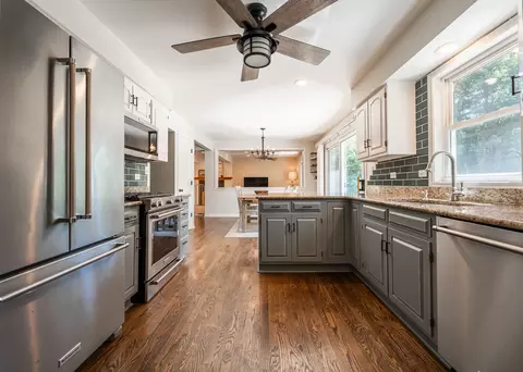 Kitchen - 955 Colony Ln, Hoffman Estates, IL 60192 photo 2 of 2