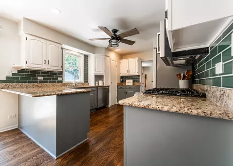 Kitchen - 955 Colony Ln, Hoffman Estates, IL 60192 photo 1 of 2