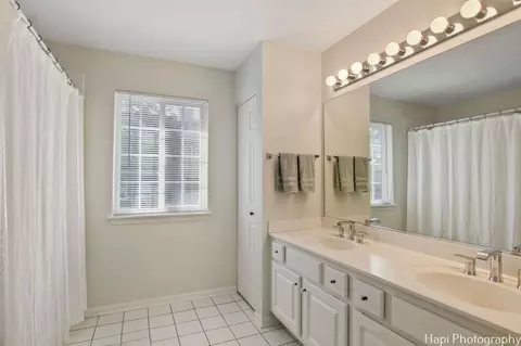 Bath - 750 Aster Dr, Gurnee, IL 60031 photo 2 of 4