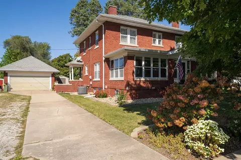 320 NE 2nd St, Hopedale, IL 61747