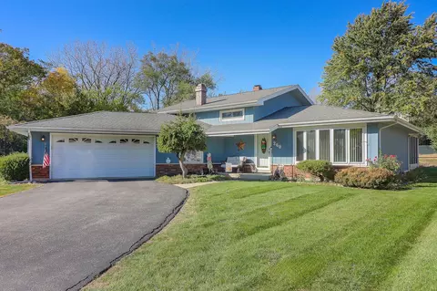 260 Robinson Ln, Westmont, IL 60559