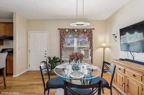 Dining - 59 E 89th St, Chicago, IL 60619 photo 1 of 2