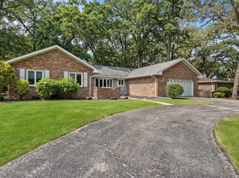 6 Old Oak Trl, Palos Heights, IL 60463