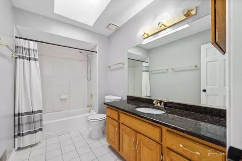 Bath - 3831 Celeste Ln, Naperville, IL 60564 photo 3 of 4