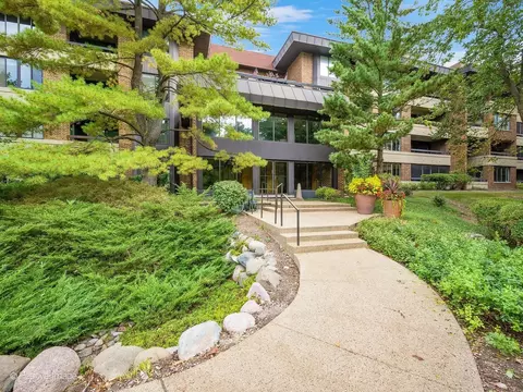1409 Burr Oak Rd #404A, Hinsdale, IL 60521