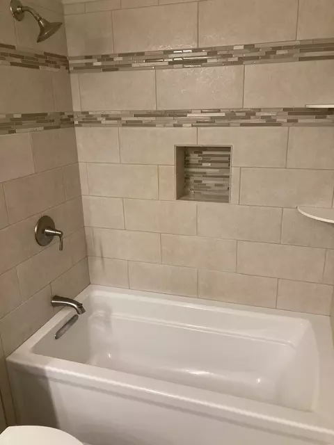 Bath - 1816 Anthony Ln, Mchenry, IL 60051 photo 8 of 9