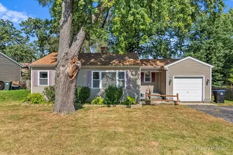 1706 W Oakleaf Dr, Mchenry, IL 60051