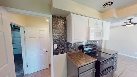 Entry Way - 471 Ida Ln, Bradley, IL 60915 photo 1 of 2