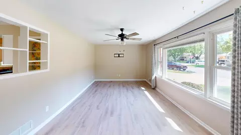 Living - 471 Ida Ln, Bradley, IL 60915 photo 2 of 4