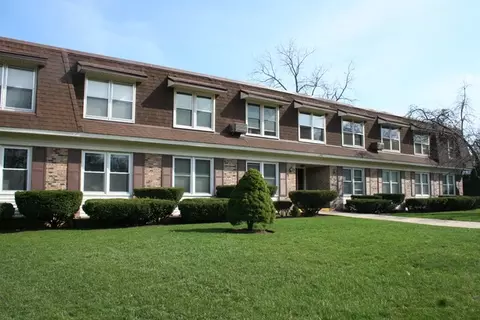 350 Brainerd Ave #8A, Libertyville, IL 60048