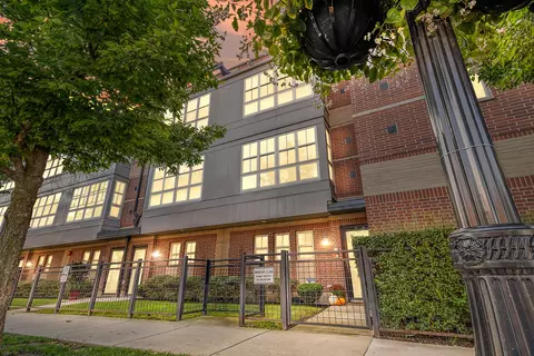 47 E 23rd St, Chicago, IL 60616
