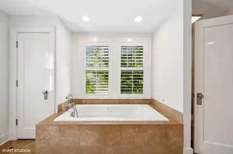 Bath - 342 E Scranton Ave, Lake Bluff, IL 60044 photo 3 of 5