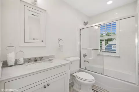 Bath - 342 E Scranton Ave, Lake Bluff, IL 60044 photo 4 of 5