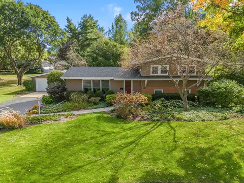 1315 Victory Dr, Libertyville, IL 60048