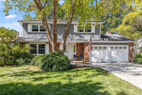975 Creekside Cir, Naperville, IL 60563